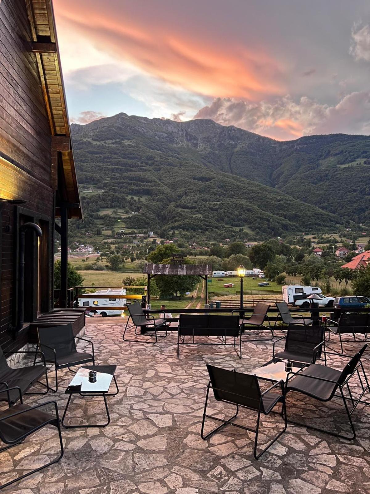 Camp Hotel Lake Views Плав Екстер'єр фото