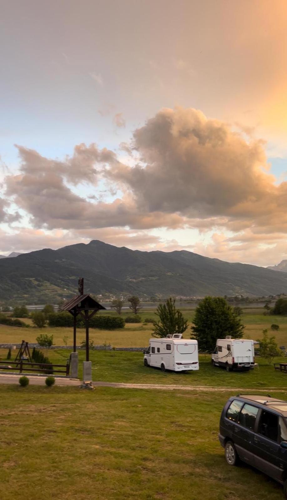 Camp Hotel Lake Views Плав Екстер'єр фото